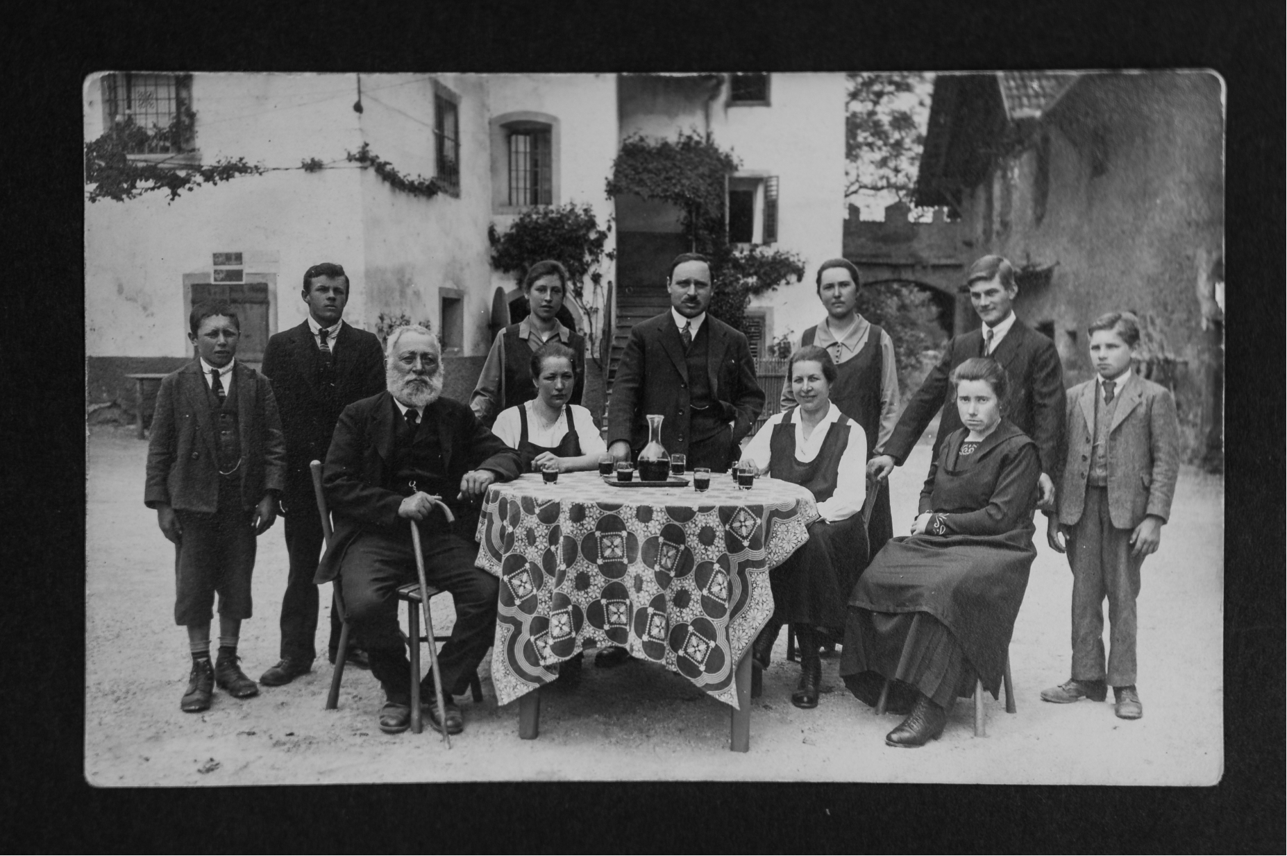 Historisches Foto der Stroblhof-Familie – Tradition und Geschichte in Südtirol