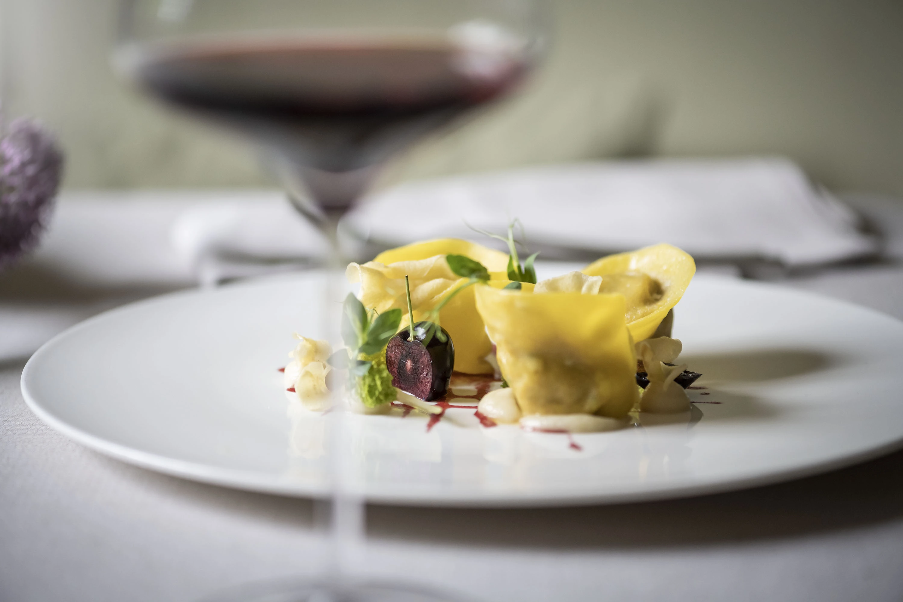 Tortellini und Rotwein im Restaurant Stroblhof in Eppan
