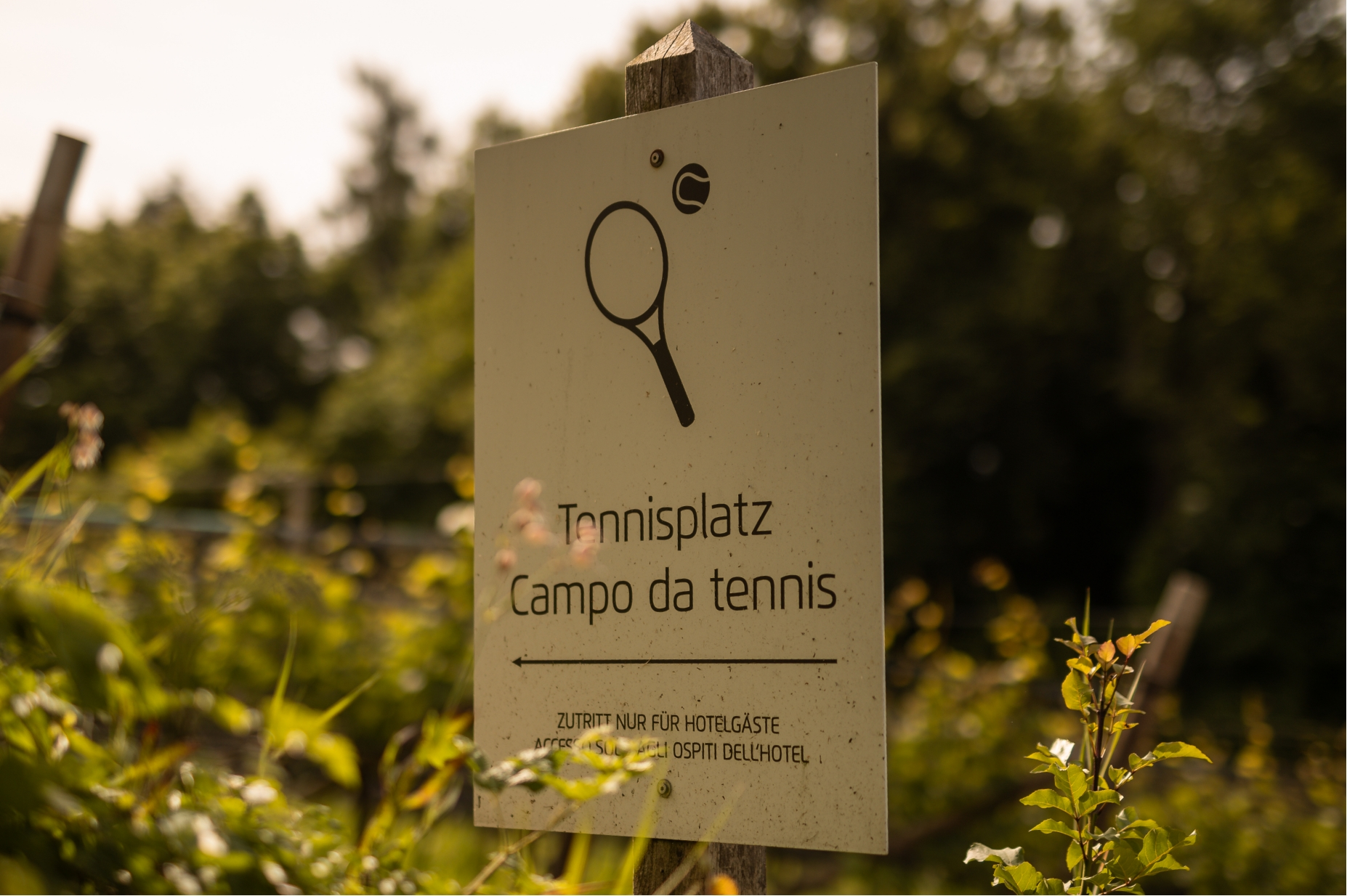 Wegweiser zum Tennisplatz am Hotel Stroblhof in Eppan