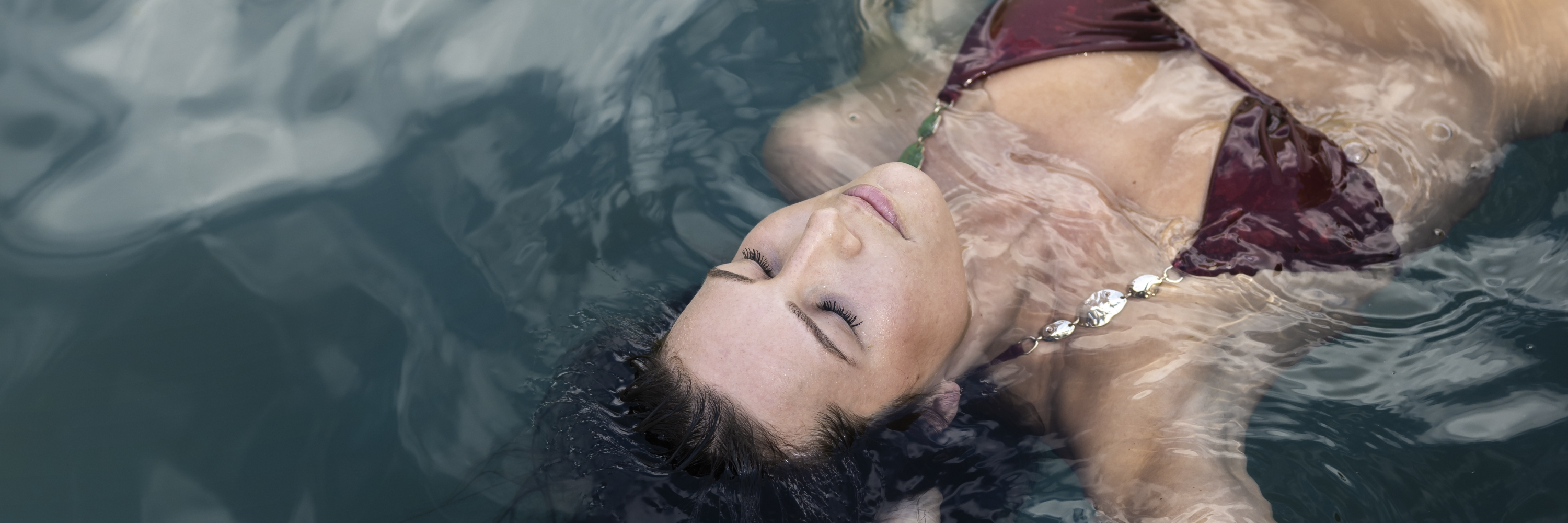 { image.0.alternative}