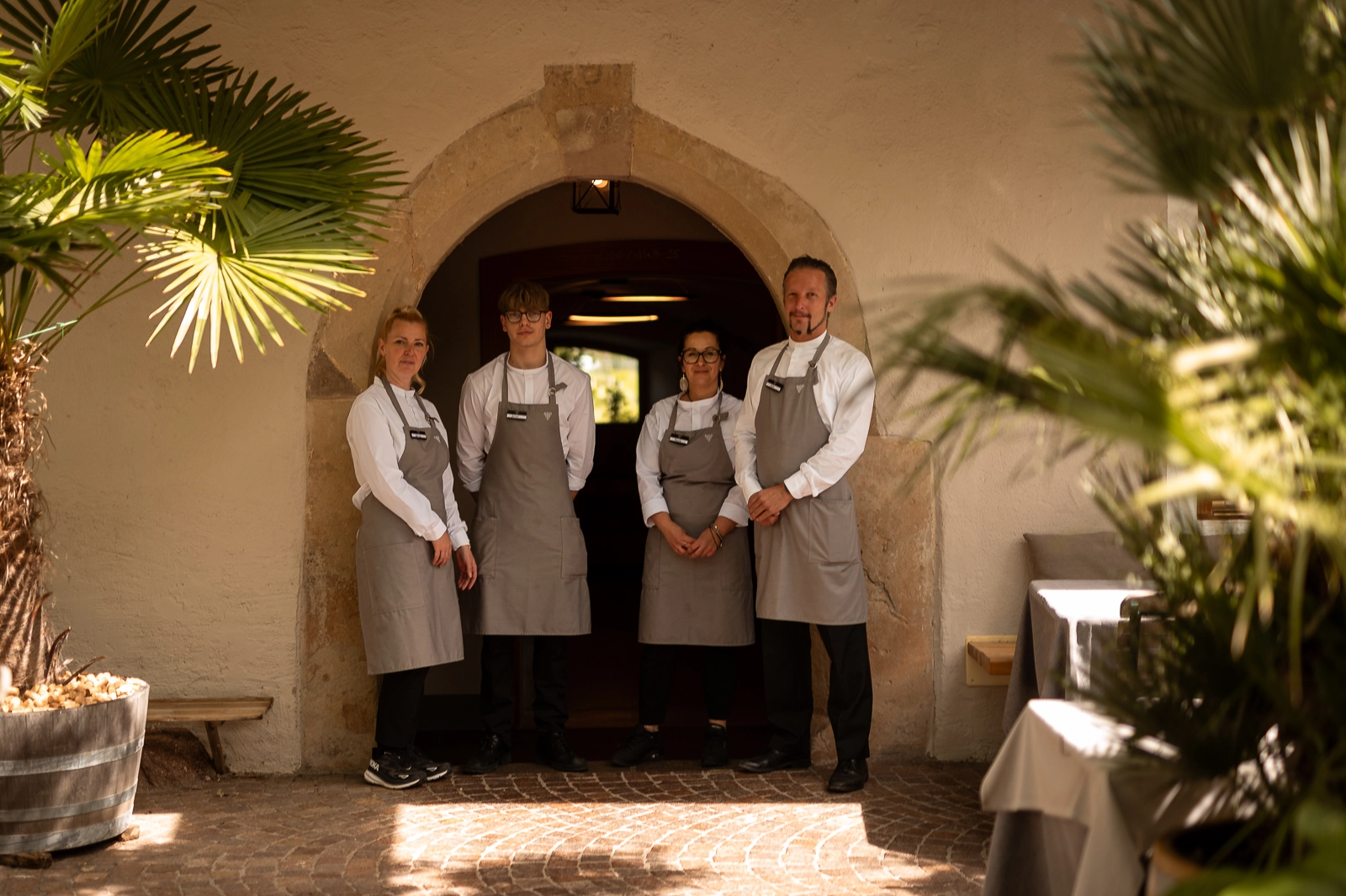 { image.0.alternative}