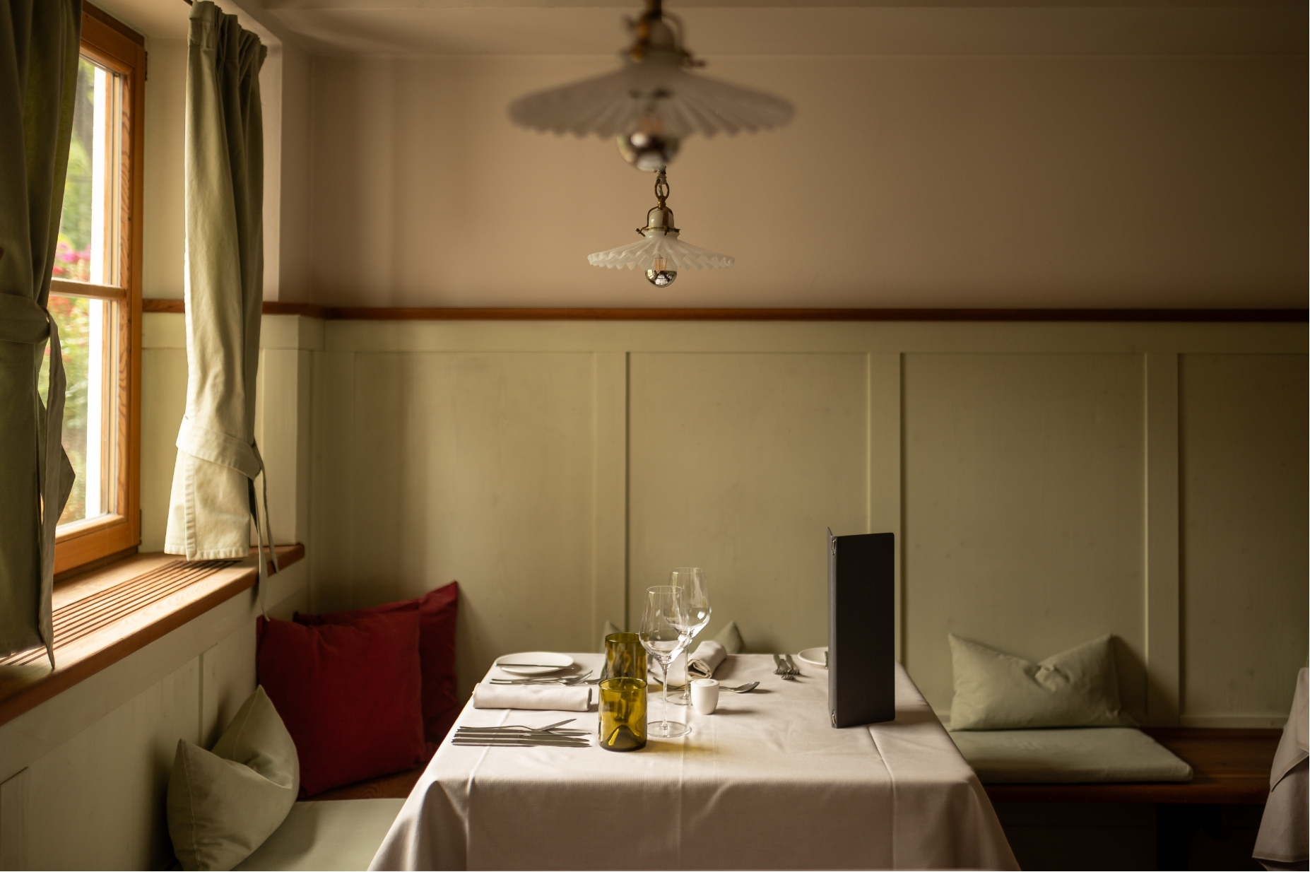 Gedeckter Tisch in der Stube im Stroblhof – gemütliche Atmosphäre in Südtirol