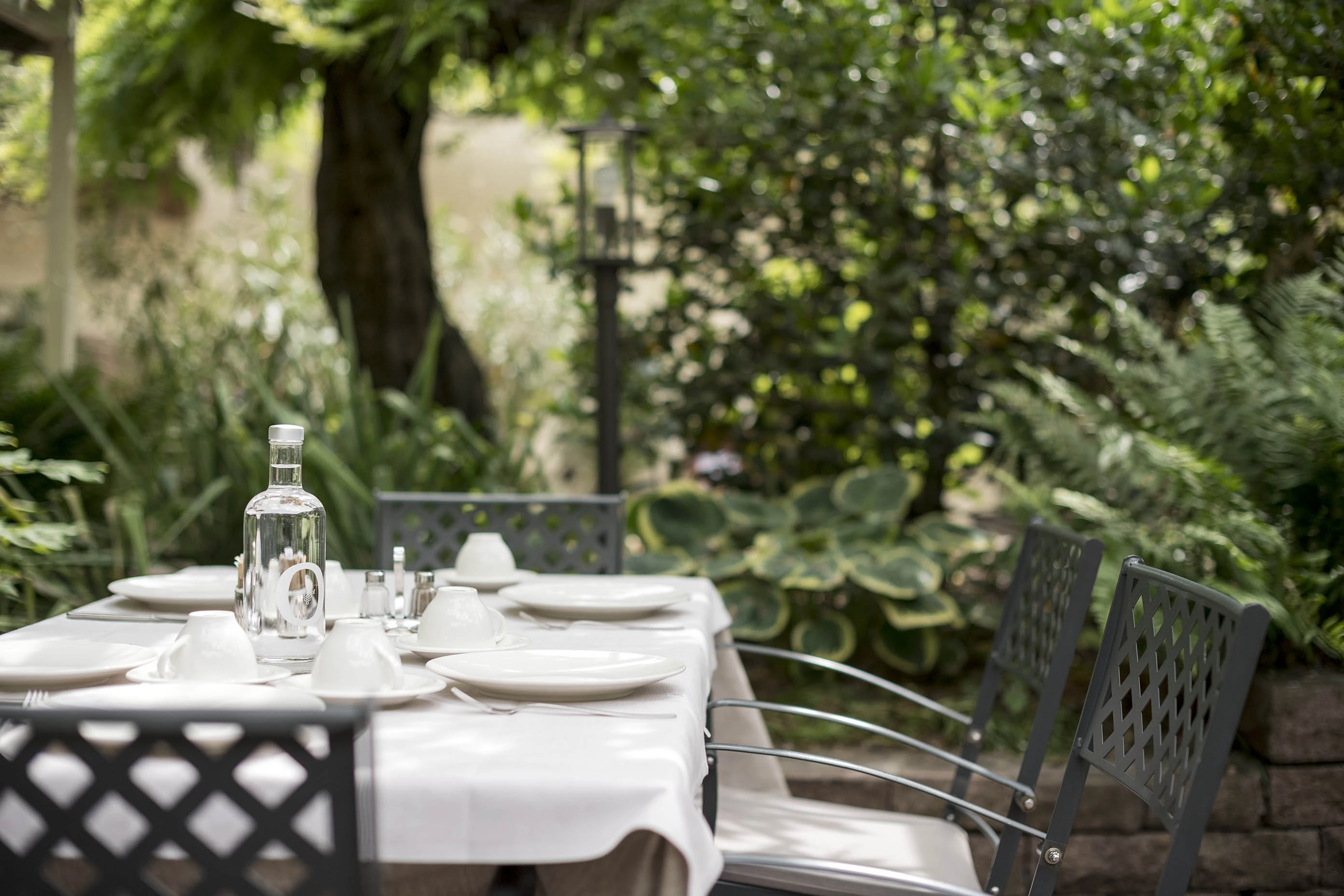 { image.0.alternative}