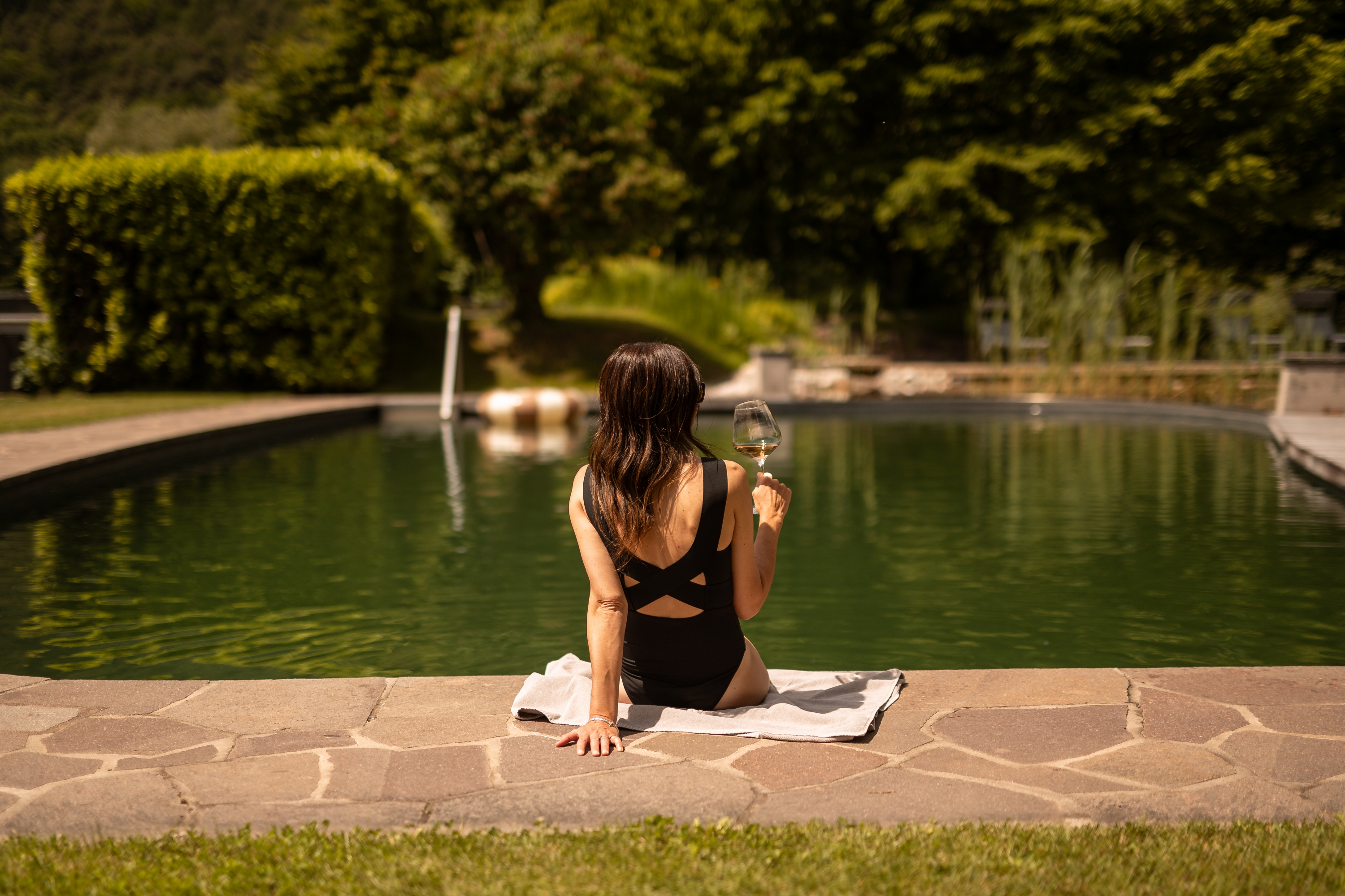 { image.0.alternative}