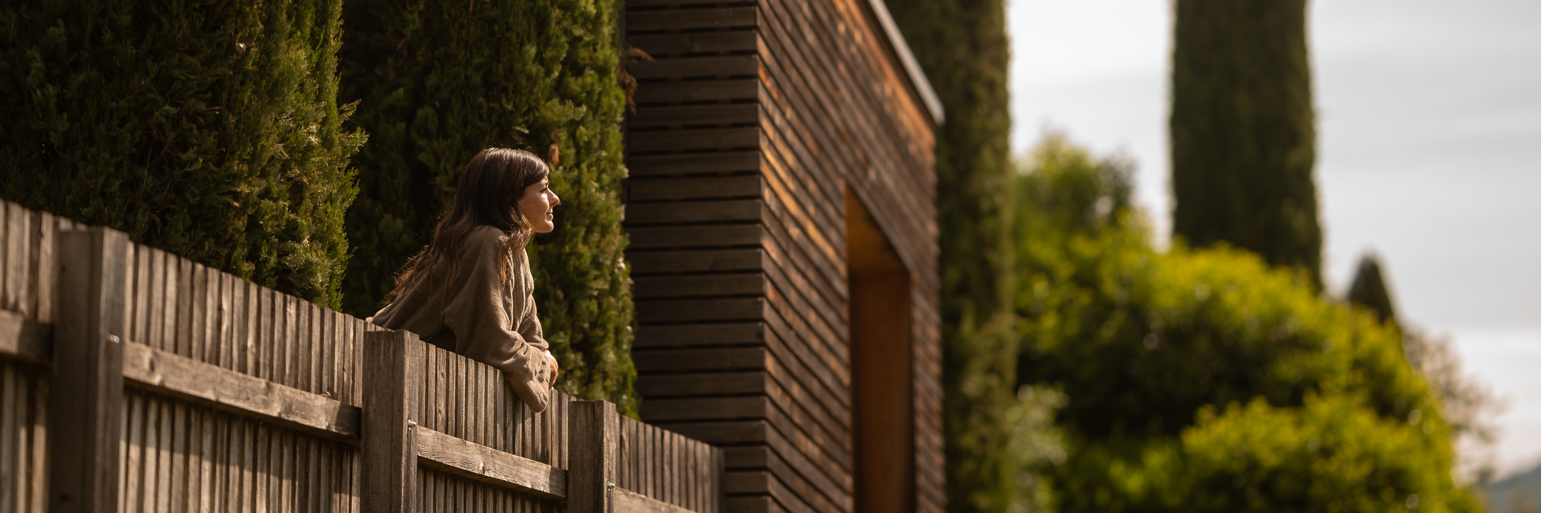 { image.0.alternative}