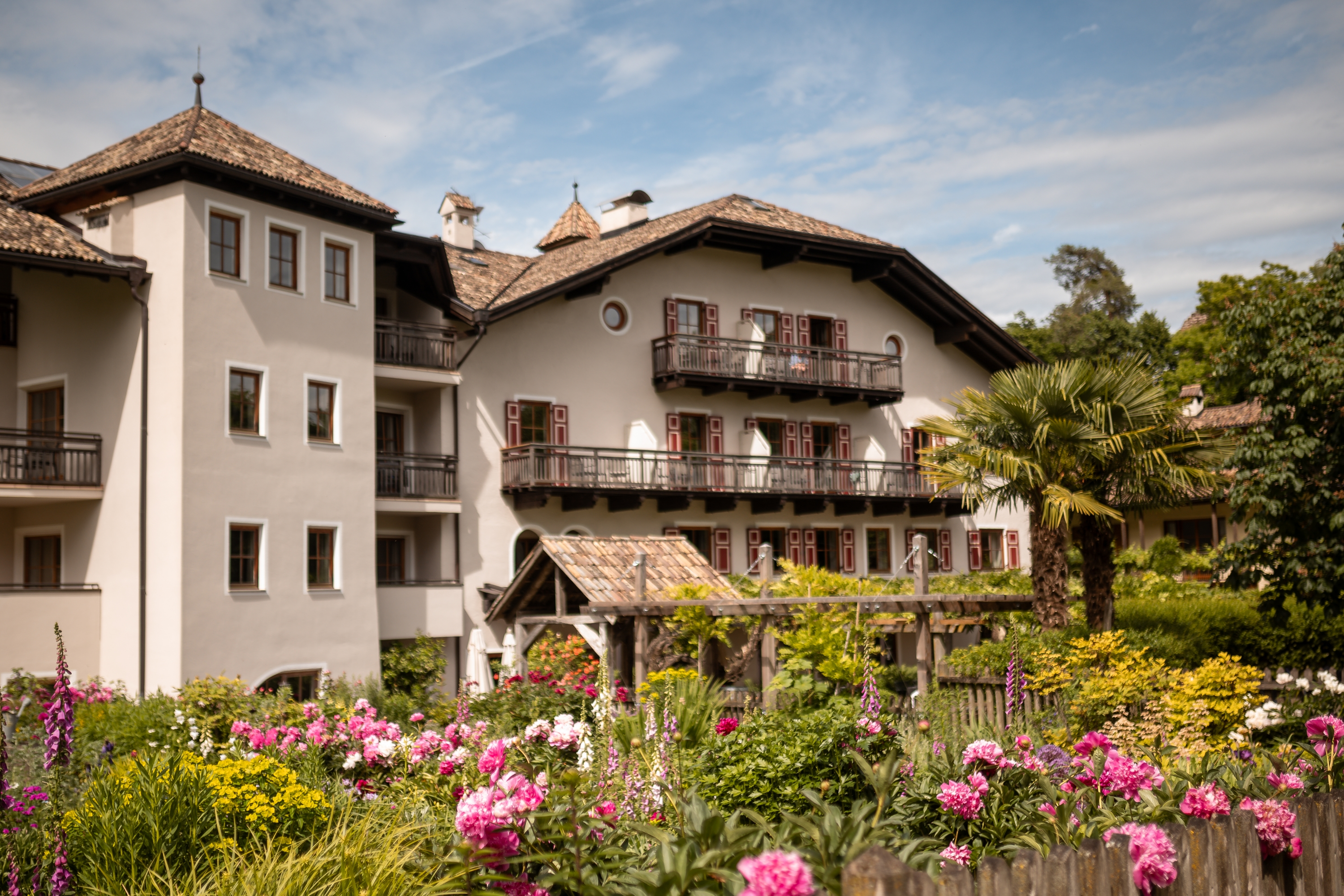 { image.0.alternative}