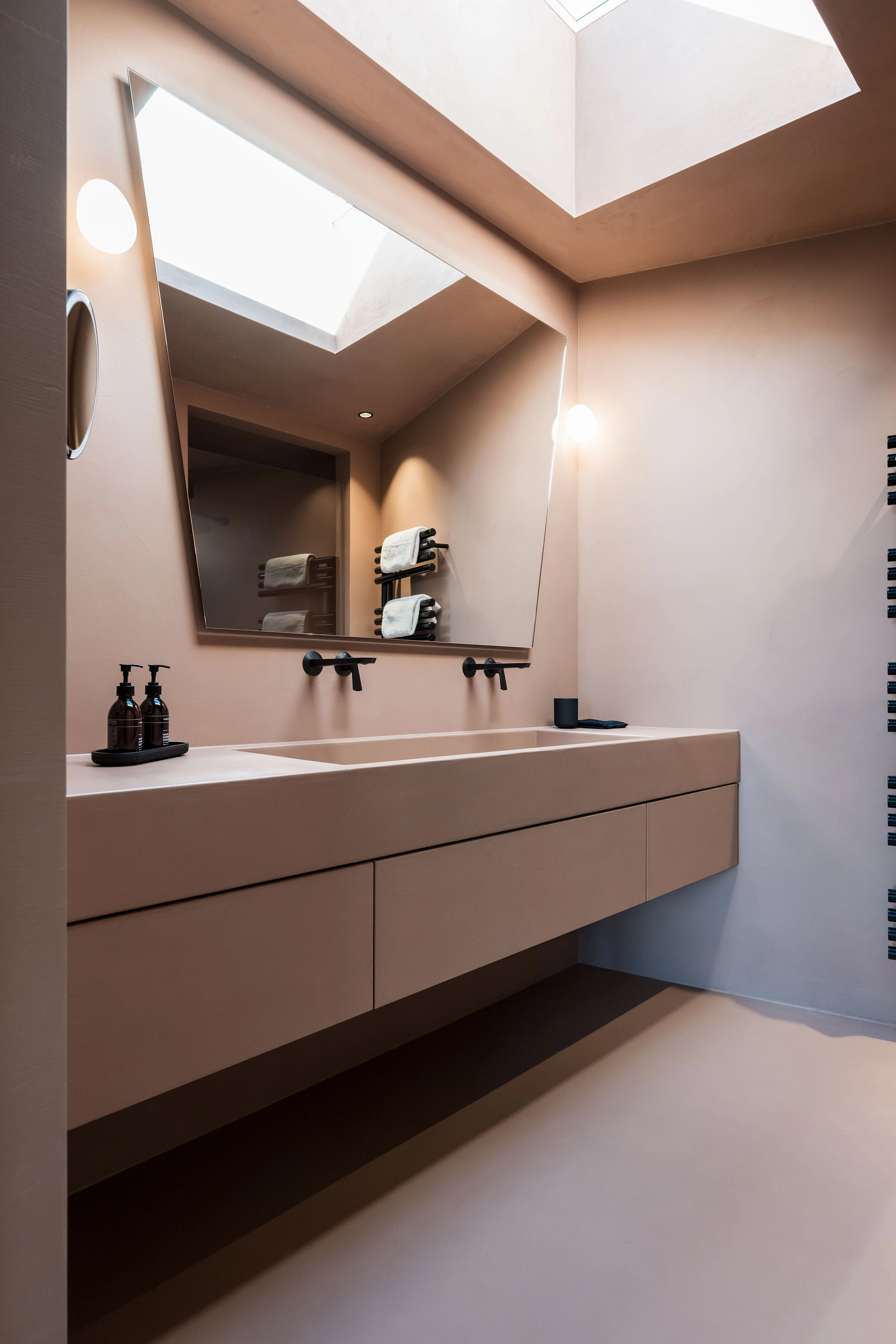 Modernes Bad im Rittstein Homes Apartment mit Oberlicht und Doppelwaschbecken
